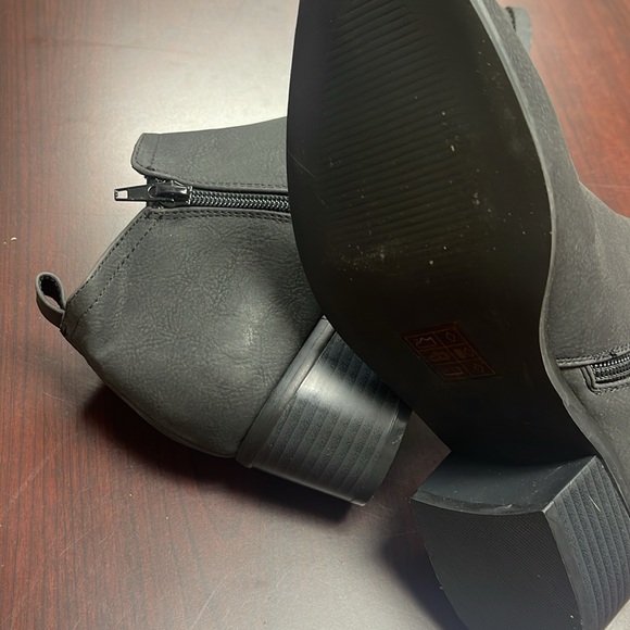 💦NWT Del Mar Shoes, Color Metal/Charcoal - Picture 8 of 8